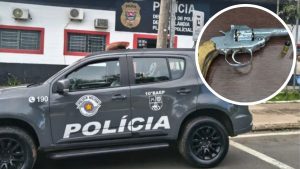 Viatura da Polícia com logotipo de “Polícia” em Hortolândia e, em destaque, uma arma apreendida durante operação contra roubo de motocicletas, com imagem de mira e munições ao fundo. Operação Zero Grau.