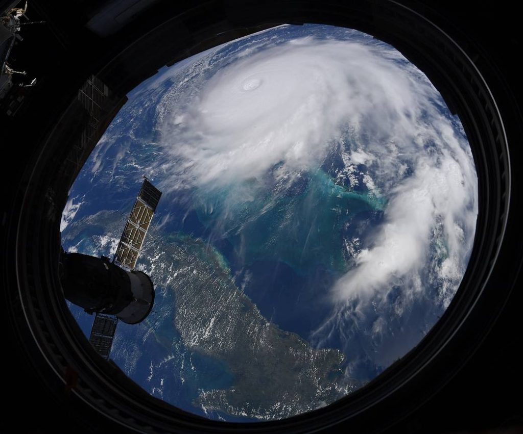 Imagem do Furacão Dorian visto da Estação Espacial Internacional, com um ciclone furacão tufão tornado sobre o oceano e nuvens em espiral capturadas pela NASA.