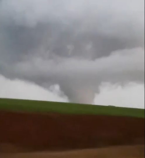 ciclone furacão tufão tornado em formação no Rio Grande do Sul, com nuvens densas e um funil escuro ao céu, registro em vídeo (Reprodução: X/@lac_jhon25480).