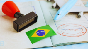Receita Federal agiliza desembarque: documentos e formulários de declaração com carimbo e bandeira do Brasil sobre a mesa, ilustrando o processo de declarar bens na alfândega.