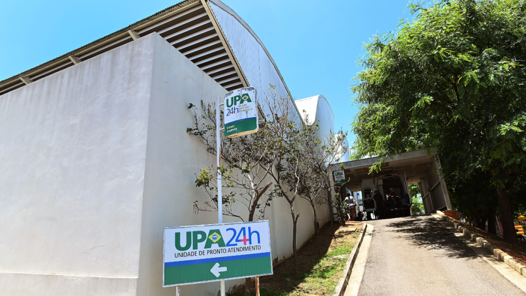 Contratação de médicos em Campinas: Unidade de Pronto Atendimento (UPA) com placas de identificação “UPA 24h” em Campinas, em área externa próxima a prédio e vegetação, sem indicação de prova escrita na seleção da Rede Mário Gatti.