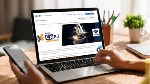 Receita Federal inicia emissão do novo CNPJ alfanumérico, com combinação de letras e números para registros de empresas, enquanto duas pessoas analisam informações em um tablet e celular no escritório.