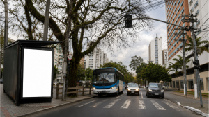 Campinas mostra proibição de Publicidade de bets Campinas em área pública, com ônibus e carros trafegando em uma avenida e um painel de anúncio vazio ao lado da via.