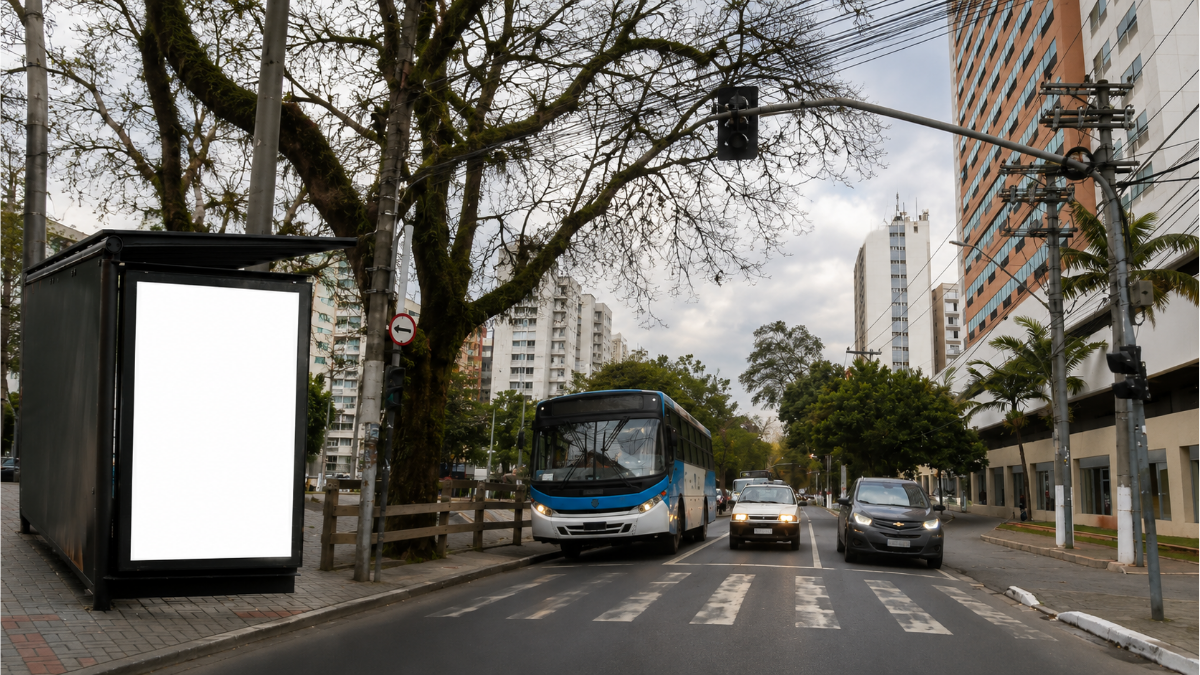 Campinas mostra proibição de Publicidade de bets Campinas em área pública, com ônibus e carros trafegando em uma avenida e um painel de anúncio vazio ao lado da via.