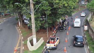 Equipe de resgate e veículos em via urbana com cones de sinalização na cena de um acidente de trânsito em Campinas, com trânsito lento e motocicletas no entorno. Mortes no trânsito em Campinas no primeiro semestre de 2026.