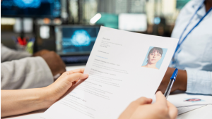 Vagas de emprego em Piracicaba: imagem mostra pessoas analisando currículos e documentos de candidatura em um ambiente de escritório, com referência a oportunidades anunciadas pelo CAT de Piracicaba.