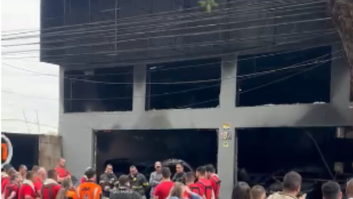 Incêndio Piracicaba loja veículos: homem detido após invadir apartamento em meio a uma ocorrência com equipes de resgate e socorristas em frente a um prédio