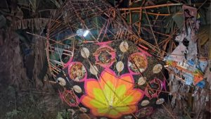 balão pega fogo em Piracicaba: balões multicoloridos ficam presos em uma árvore e alguns aparecem queimando, com fogo e fumaça ao fundo.