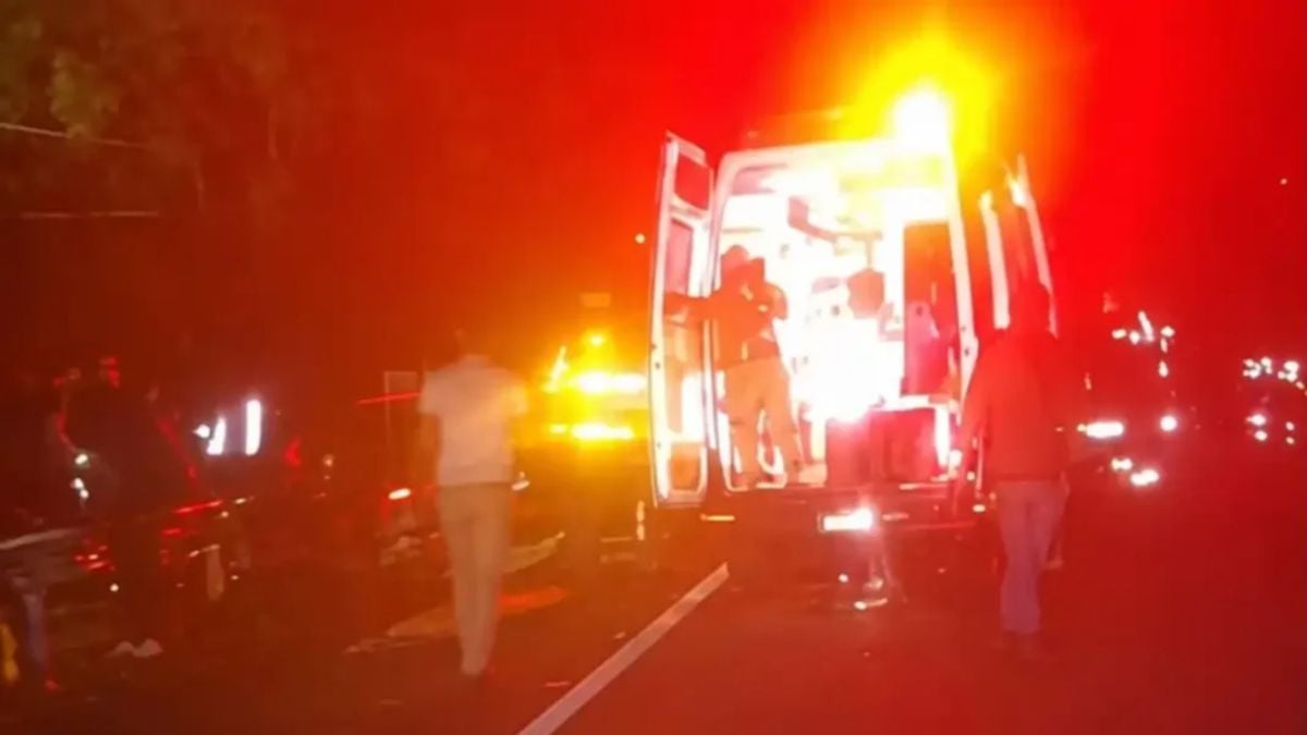 acidente na SP-352 em rodovia: imagem noturna com ambulância e equipes de resgate ao lado da pista, com luzes de emergência e carros ao fundo