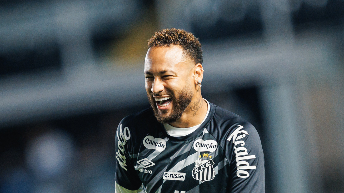 Neymar em campo, sorrindo e comemorando, em foto de treino antes do confronto do Brasil pela Copa do Brasil contra o Remo.