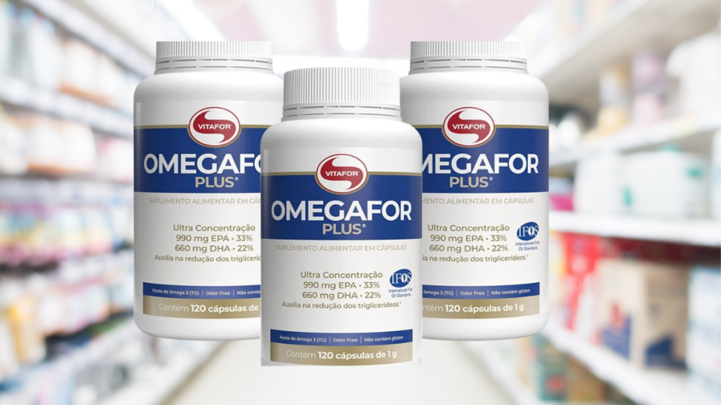 Anvisa lote falsificado Omegafor Plus: Anvisa determina apreensão de lote falsificado Omegafor Plus. Foto ilustrativa com frascos do suplemento OMEGAFOR PLUS em fundo desfocado de farmácia, destacando o alerta sanitário.