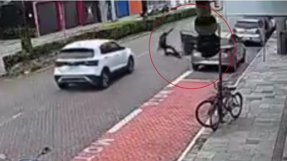 Vídeo de segurança mostra jovem de patinete atropelado em Praia Grandemar após ser derrubado por uma porta de carro, em uma rua movimentada.