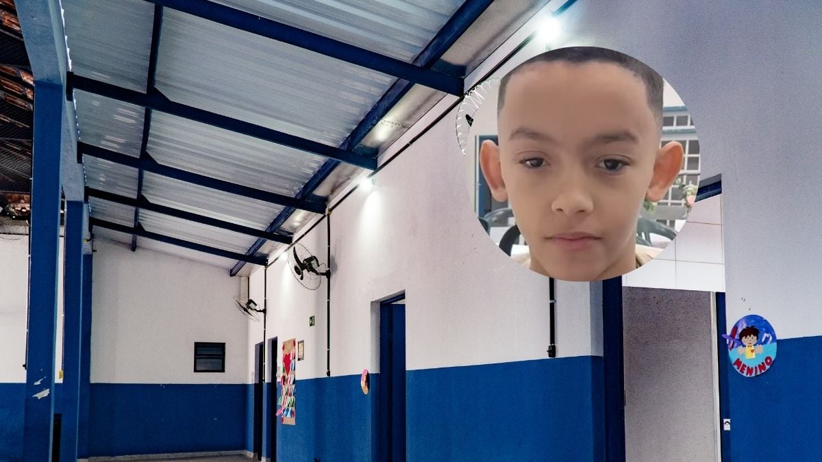 Menino morre escola Bertioga: foto de um corredor de escola com um menino ao centro, mostrando a área interna do prédio em Bertioga