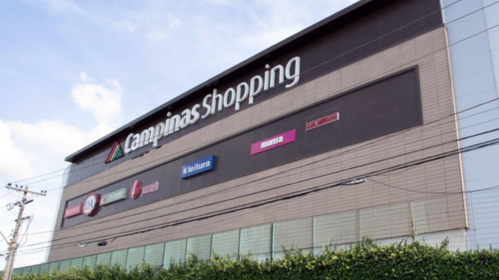 Fachada do Campinas Shopping com sinalização da campanha gratuita de Vacinação no Campinas Shopping neste sábado (8), com imunizantes para todas as idades.