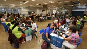 Feirão de Emprego em Campinas com trabalhadores e recrutadores em mesas de atendimento, reunindo mais de 1,4 mil vagas; salários podem chegar a R$ 4.701. vagas de emprego em Campinas