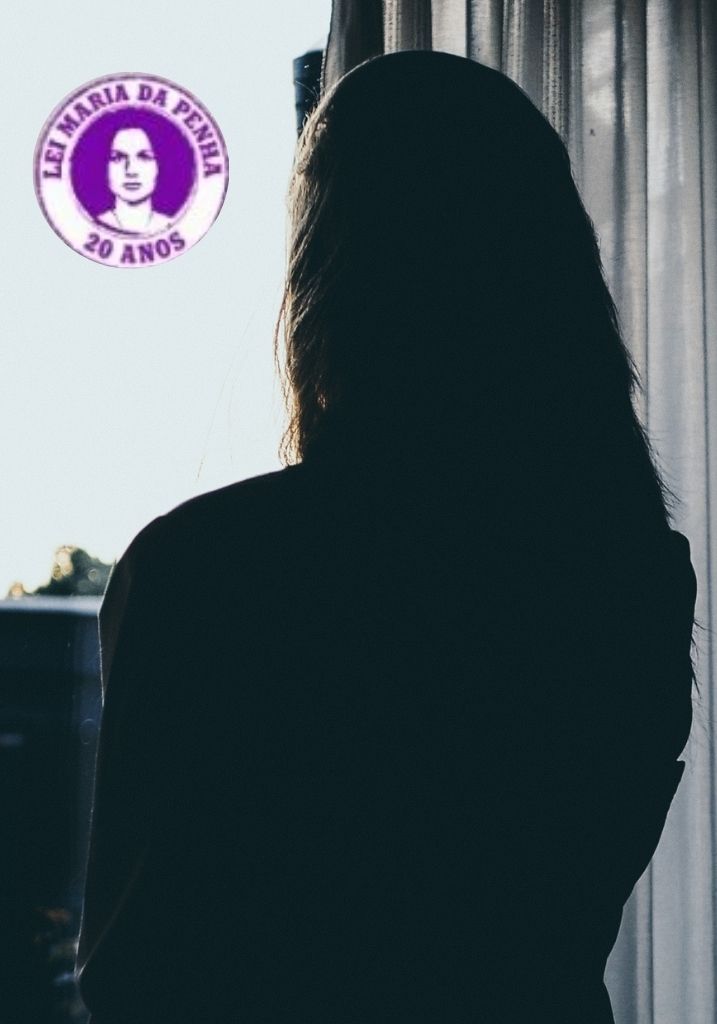 Mulher em fundo claro com semblante escuro para preservar a identidade, representando as dificuldades da medida protetiva, sobre os 20 anos da lei Maria da Penha