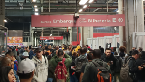Greve na CPTM com fluxo intenso de passageiros em plataforma do metrô/ trem em São Paulo, afetando embarque e circulação no transporte público.