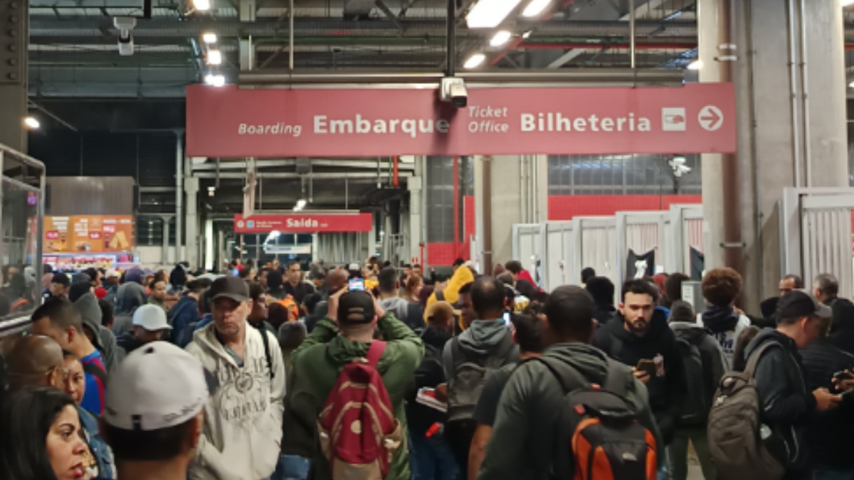 Greve na CPTM com fluxo intenso de passageiros em plataforma do metrô/ trem em São Paulo, afetando embarque e circulação no transporte público.