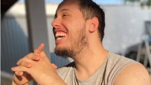 Retrato de Lucas Silva Lopes, homem com barba e cabelo curto, sorrindo ao ar livre, em imagem usada em reportagem sobre advogado encontrado morto em Mogi Mirim e investigação da Polícia Civil.