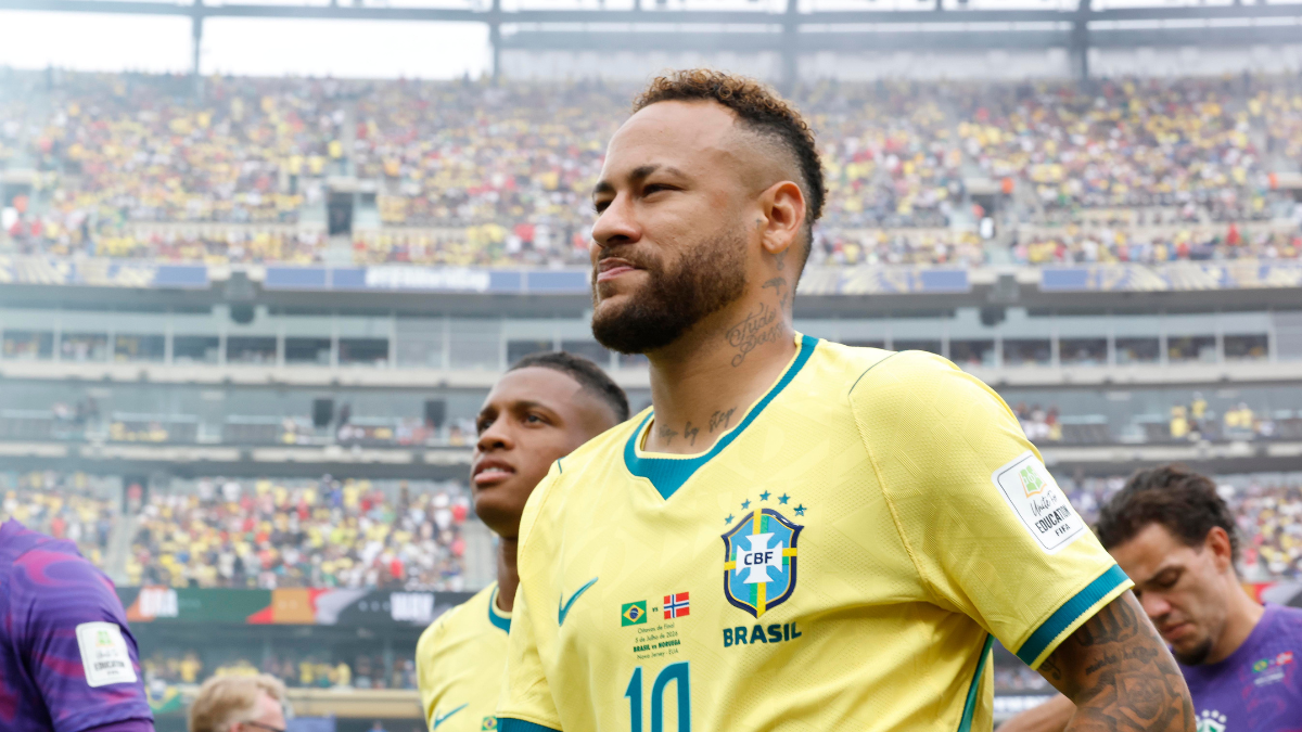 Neymar em campo durante partida da Seleção Brasileira, usando camisa amarela com número 10 e escudo da CBF no estádio lotado, em foto esportiva.