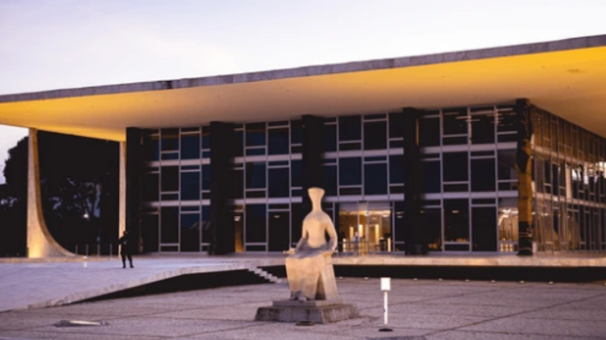 Reforma tributária em pauta: imagem mostra a frente do Supremo Tribunal Federal (STF), com arquitetura moderna e iluminação ao entardecer, sugerindo decisões judiciais sobre isenção na compra de veículos para PCDs e autistas.