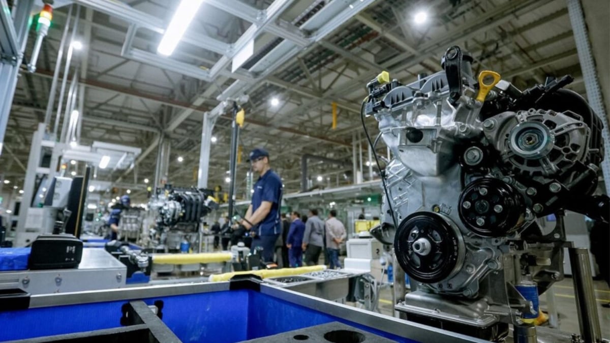 Piracicaba está entre as 15 cidades que mais geraram empregos em SP: trabalhadores em uma fábrica e máquinas industriais ao fundo, simbolizando o crescimento do emprego na região.