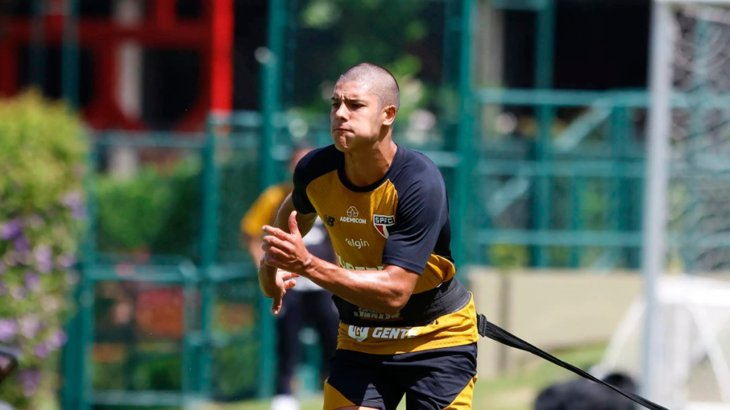 Nicolas durante treino do São Paulo FC, em campo, com uniforme preto e dourado, em foto do Rubens Chiri.
