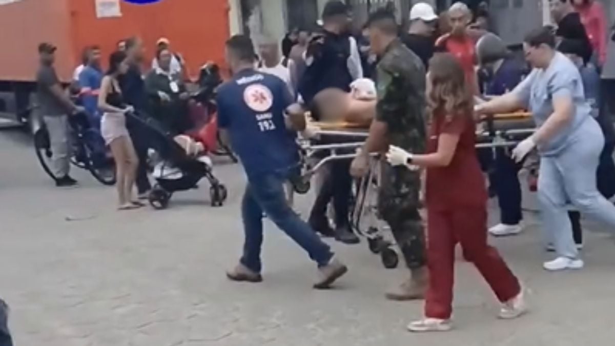 Pai e filho são socorridos após se esfaquearem durante briga em Cubatão, enquanto equipes de resgate conduzem os feridos em meio à movimentação na rua.