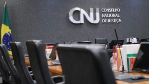 Sala do Conselho Nacional de Justiça (CNJ) com computadores e livros ao fundo. CNJ acaba com aposentadoria compulsória como punição máxima a magistrados.