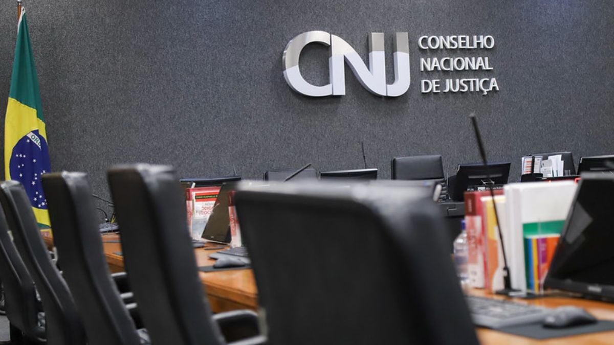 Sala do Conselho Nacional de Justiça (CNJ) com computadores e livros ao fundo. CNJ acaba com aposentadoria compulsória como punição máxima a magistrados.