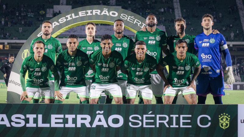 Jogadores do Guarani em campo, com uniforme verde, durante ação do time sobre salários atrasados e a decisão de não treinar, em partida do Campeonato Brasileiro