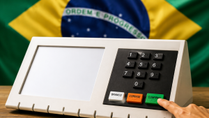 Urna eletrônica com bandeira do Brasil ao fundo, em contexto de combate a desinformação eleitoral nas eleições 2026, com alerta contra fake news eleitorais do TRE-SP.