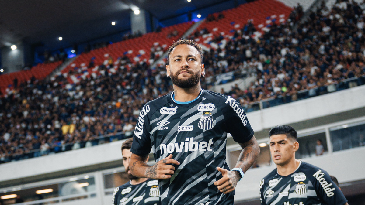 Neymar em partida do Santos, em um estádio lotado, celebrando após vitória; a imagem sugere polêmica no futebol envolvendo declarações do presidente do Remo.