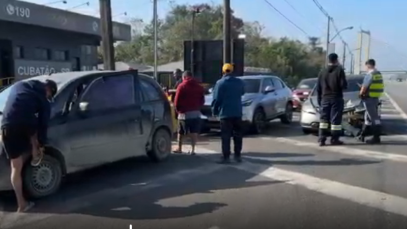Neblina e trânsito intenso na Rodovia Anchieta, com equipes e veículos parados após acidente envolvendo cinco carros em uma das faixas de circulação.