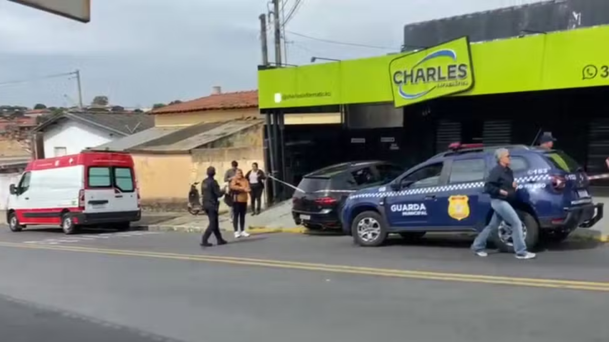 Cena externa em Hortolândia com viaturas e policiais na rua em frente a uma loja de informática, em meio ao atendimento após briga em loja de informática envolvendo disparos.