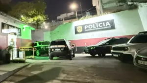 Cena noturna em Bragança Paulista com viaturas da polícia e um alerta ligado ao botão do pânico, após a prisão de um homem, com viaturas estacionadas na rua.
