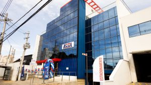 Rocha Auto Peças celebra 34 anos com fachada de empresa e decoração com balões, campanha anunciada com validade até agosto.