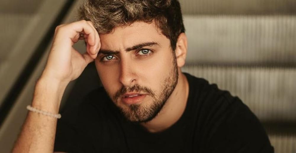 Conhecido desde criança por trabalhos ao lado de Xuxa, Eike Duarte construiu carreira como ator em novelas da Globo e, mais recentemente, integrou o elenco da série Reis, da Record.