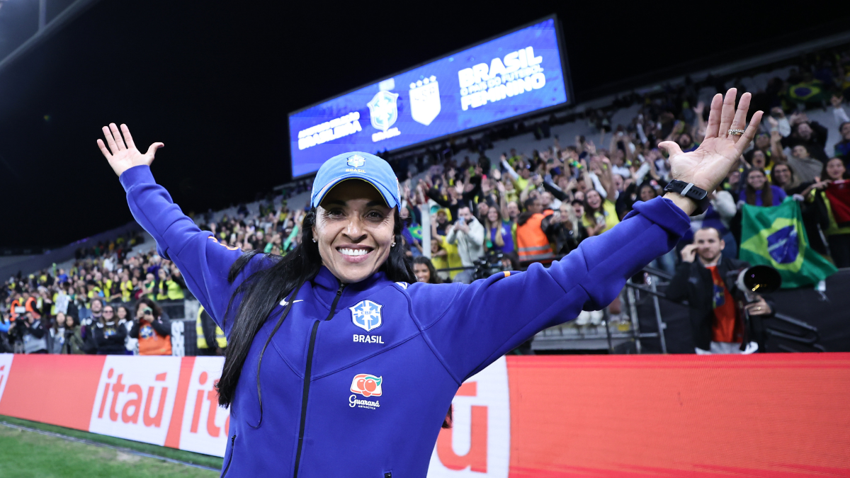 Marta acena para a torcida em estádio durante partida do Brasil, com arquibancada lotada ao fundo; CBF confirma pausa obrigatória na Copa do Mundo Feminina de 2027
