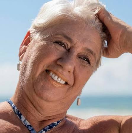Aos 66 anos, Sarah Marina conquistou o público na terceira temporada de Ilhados com a Sogra, da Netflix, graças ao jeito espontâneo e bem-humorado.