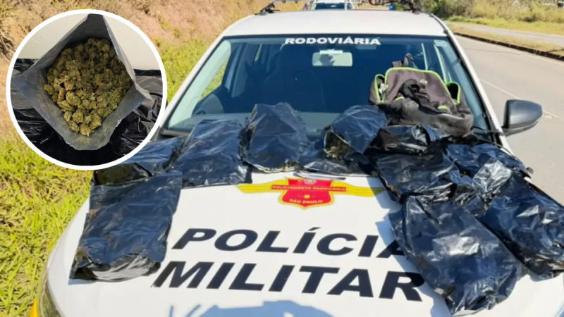 Motocicleta apreendida e veículo da Polícia Militar na rodovia, com destaque para um saco com maconha no interior da viatura. Motociclista preso em Bragança Paulista após fugir da abordagem, com mais de 5 kg de drogas.
