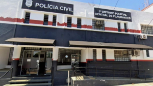Polícia Civil em Campinas (SP) em frente à unidade do 1º Distrito Policial Central de Flagrantes, onde ocorreu a morte de mulher na região da Ponte Preta.
