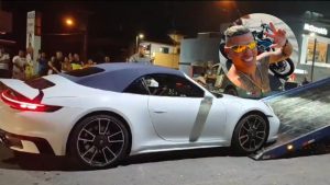 Imagem mostra um carro esportivo branco estacionado à noite, com o retrato de um influenciador em destaque no canto, em referência ao caso “Influenciador condenado em 100 mil” por incentivar rachas no litoral de SP.