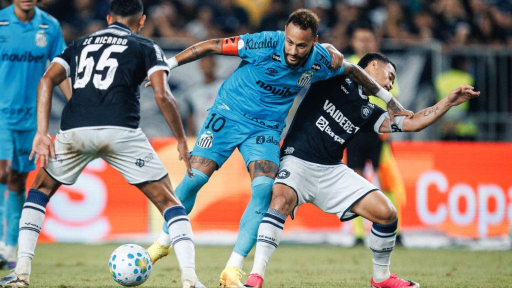 Neymar em ação durante partida do Santos FC contra o Remo, disputa de bola e dividida no campo, Foto: Raul Baretta