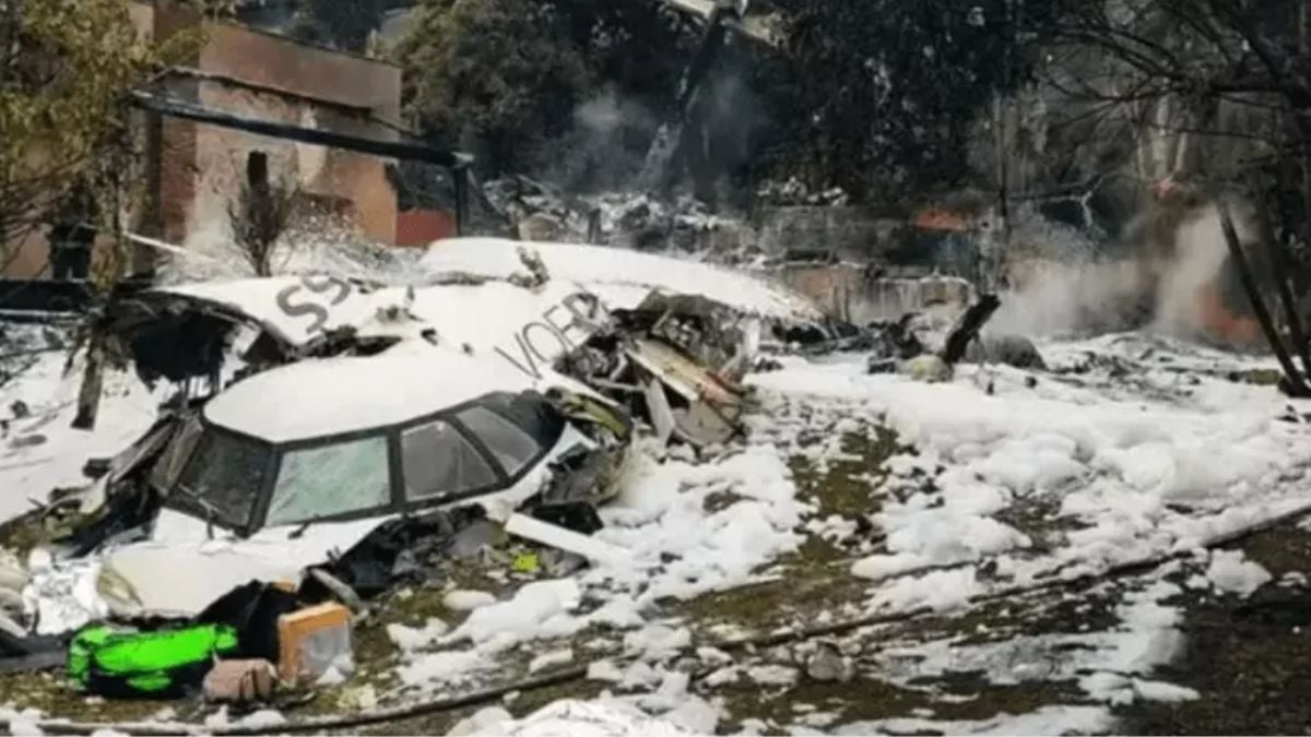 Queda da voepass: imagem de uma aeronave acidentada em meio a destroços e neve, com fumaça ao fundo, ilustrando o cenário do desastre e o laudo da PF.
