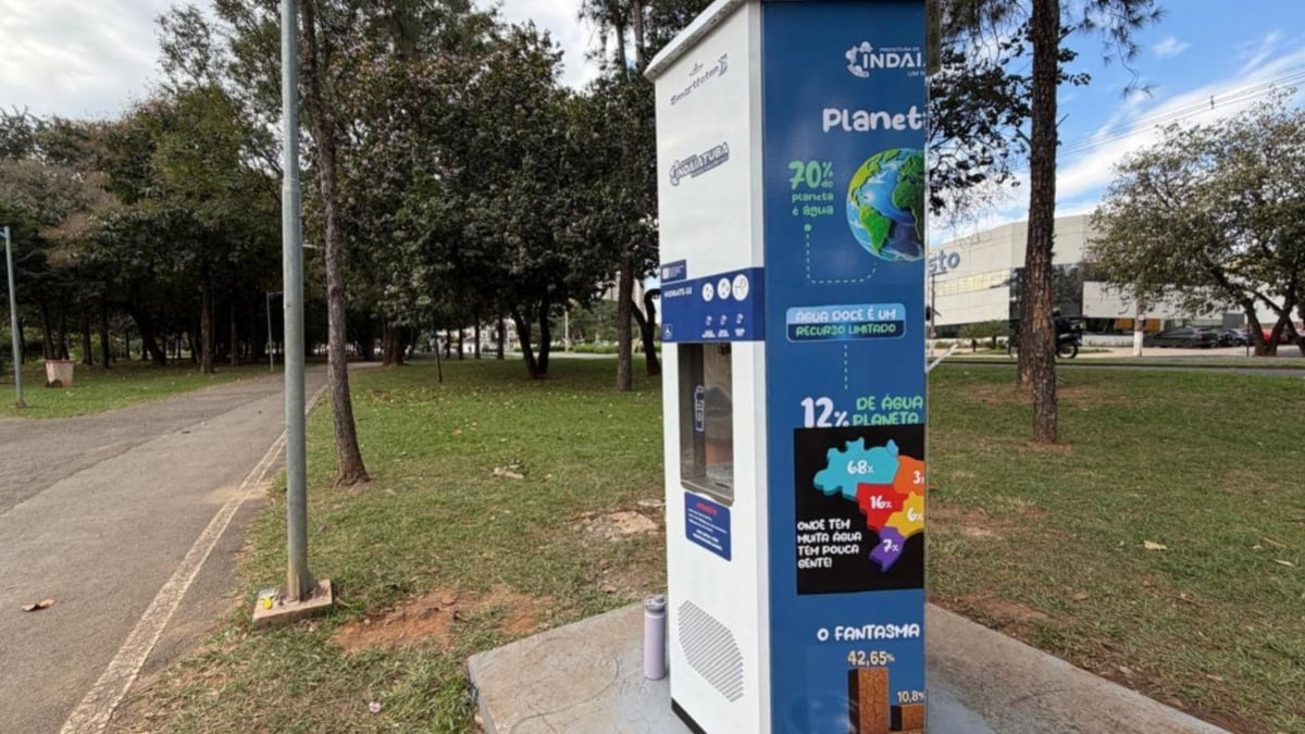 Estações de hidratação no Parque Ecológico em Indaiatuba: coluna com dispensador de água instalada ao lado de área verde e caminho no parque, com placas informativas ao fundo.