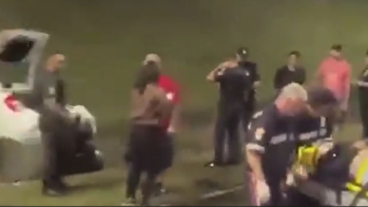 carro em que estava cair em um córrego: Cena de resgate após acidente em Praia Grande: carro bate em van, cai em córrego e equipes atendem mulher ferida em vídeo