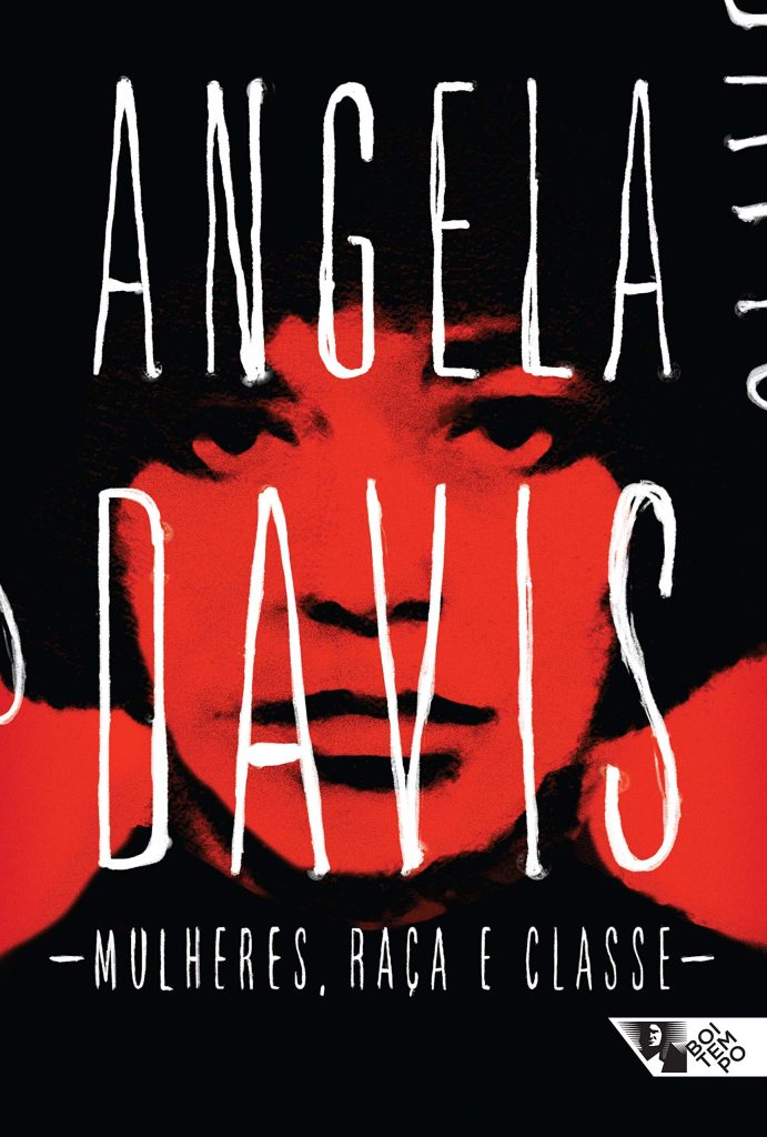 Angela Davis mostra como racismo, desigualdade econômica e machismo caminham juntos. A obra oferece uma visão ampla sobre os fatores que tornam determinadas mulheres ainda mais vulneráveis à violência.