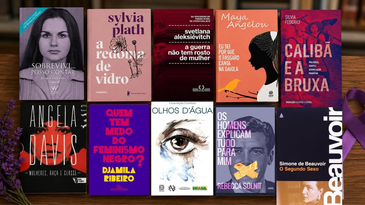 Foto de uma estante com vários livros sobre violência contra as mulheres, incluindo títulos como “Caldá e a Bruxa”, “Eu sei por que canto na gaiola” e “A segunda sexo”.