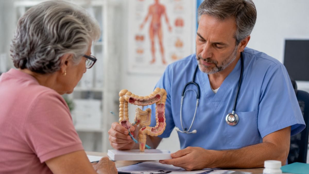 Médico e paciente analisam um modelo anatômico do intestino em consultório, ilustrando o SUS inclui novo teste para câncer colorretal; veja quem poderá fazer.